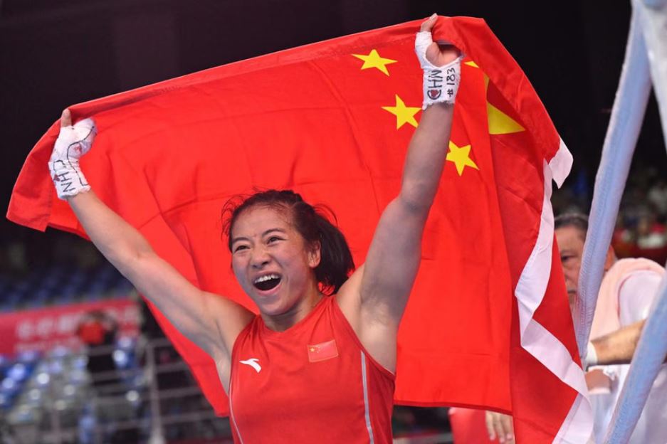 Wu Yu avec le drapeau chinois