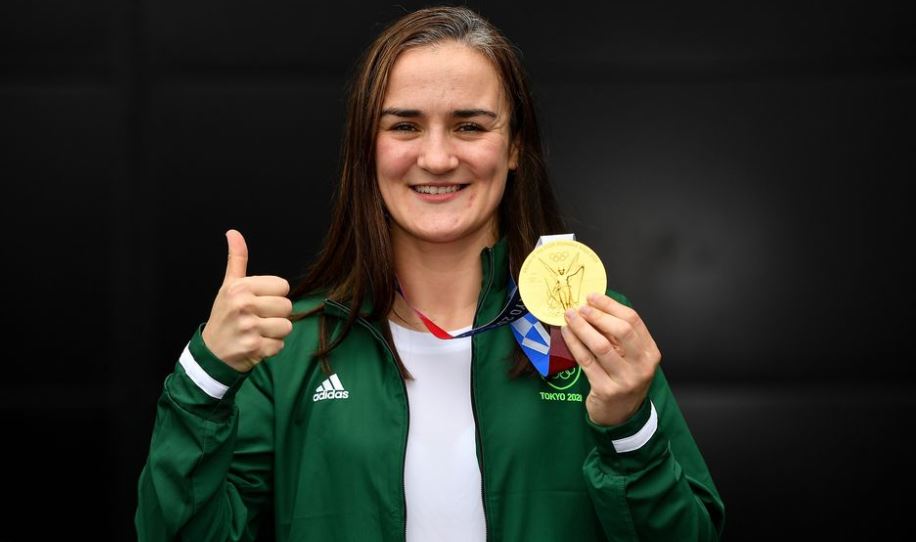 Kellie Harrington avec le drapeau Irlandais