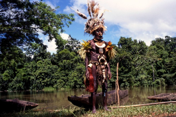 Photographie d'un membre d'une tribu vivant près de Sepik River